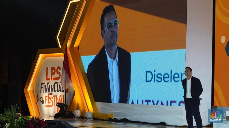 Artis, presenter sekaligus pebisnis, Raffi Ahmad menyampaikan paparan dalam acara LPS Financial Festival 2025 di Dyandra Convention Center, Surabaya, Jawa Timur, Rabu (6/8/2025). (CNBC Indonesia/Tias Budiarto)