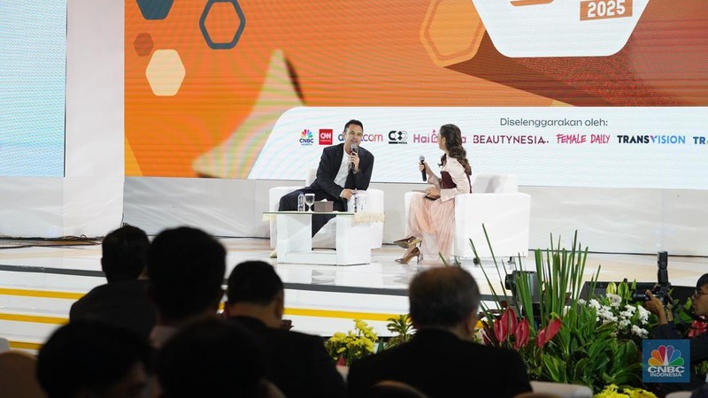 Artis, presenter sekaligus pebisnis, Raffi Ahmad menyampaikan paparan dalam acara LPS Financial Festival 2025 di Dyandra Convention Center, Surabaya, Jawa Timur, Rabu (6/8/2025). (CNBC Indonesia/Tias Budiarto)