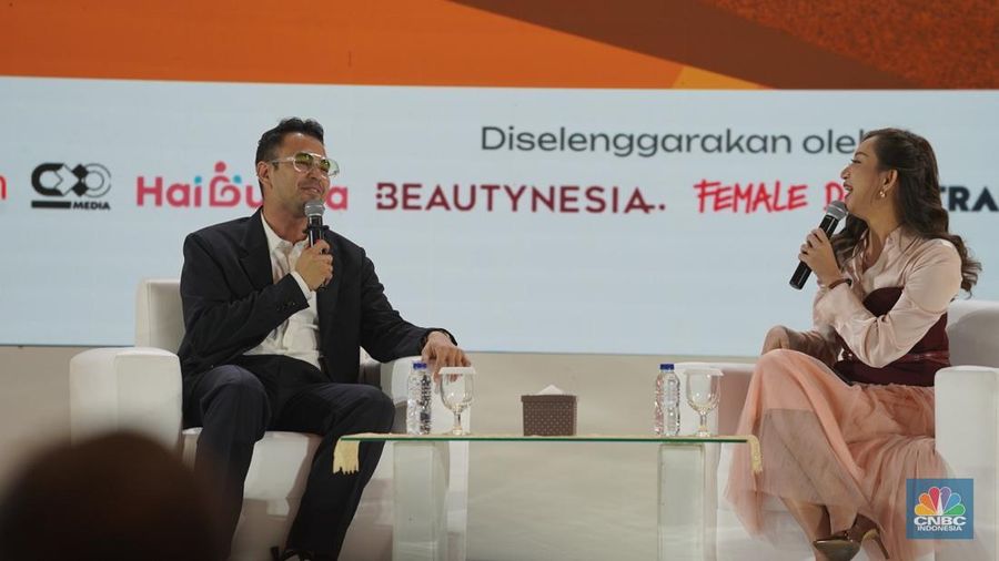 Anggota Dewan Komisioner LPS Bidang Program Penjaminan Simpanan Dan Resolusi Bank, Didik Madiyono menyampaikan paparan dalam acara LPS Financial Festival 2025 di Dyandra Convention Center, Surabaya, Jawa Timur, Rabu (6/8/2025). (CNBC Indonesia/Tias Budiarto)