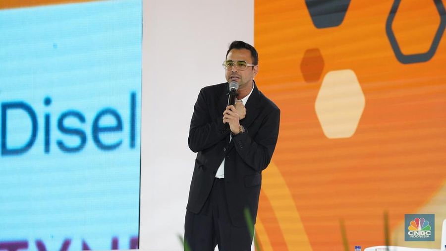 Artis, presenter sekaligus pebisnis, Raffi Ahmad menyampaikan paparan dalam acara LPS Financial Festival 2025 di Dyandra Convention Center, Surabaya, Jawa Timur, Rabu (6/8/2025). (CNBC Indonesia/Tias Budiarto)