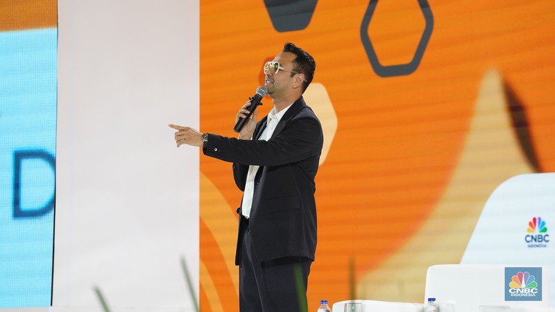 Artis, presenter sekaligus pebisnis, Raffi Ahmad menyampaikan paparan dalam acara LPS Financial Festival 2025 di Dyandra Convention Center, Surabaya, Jawa Timur, Rabu (6/8/2025). (CNBC Indonesia/Tias Budiarto)