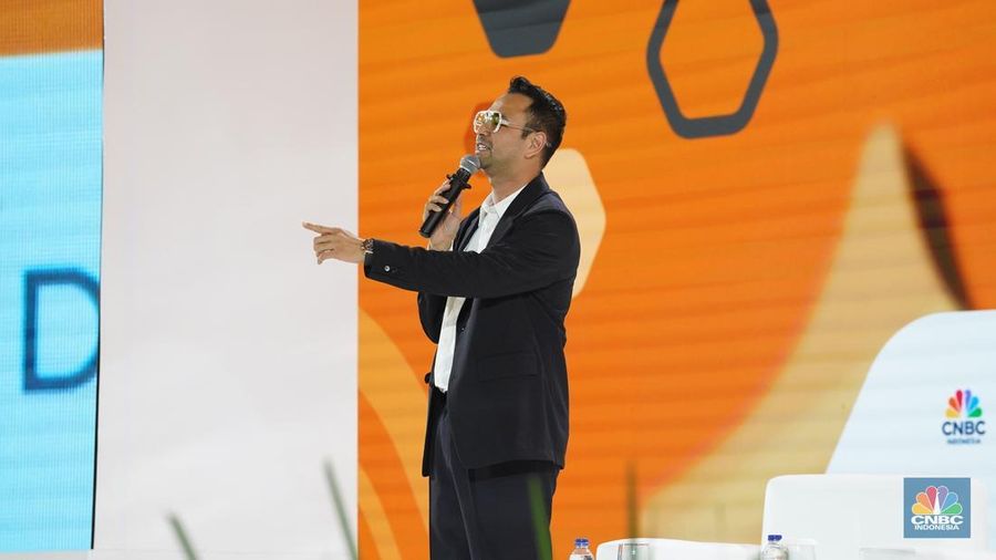 Artis, presenter sekaligus pebisnis, Raffi Ahmad menyampaikan paparan dalam acara LPS Financial Festival 2025 di Dyandra Convention Center, Surabaya, Jawa Timur, Rabu (6/8/2025). (CNBC Indonesia/Tias Budiarto)