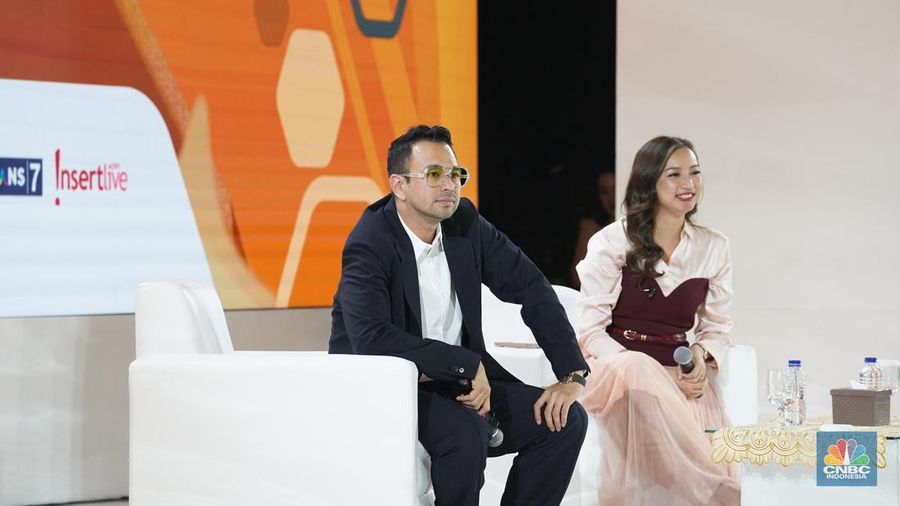 Artis, presenter sekaligus pebisnis, Raffi Ahmad menyampaikan paparan dalam acara LPS Financial Festival 2025 di Dyandra Convention Center, Surabaya, Jawa Timur, Rabu (6/8/2025). (CNBC Indonesia/Tias Budiarto)