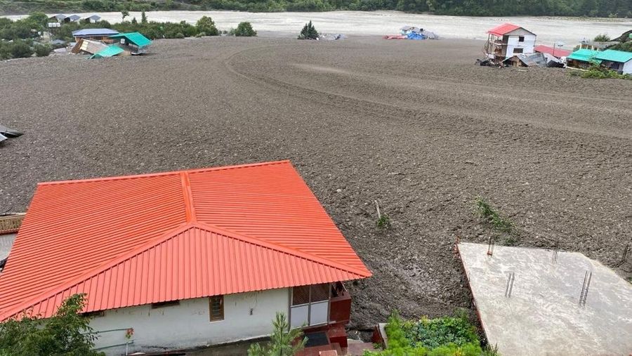 Banjir bandang dan tanah longsor melanda Desa Dharali di negara bagian Uttarakhand, Himalaya, India utara, pada Selasa (5/8/2025). (via REUTERS/Indo-Tibetan Border Police)