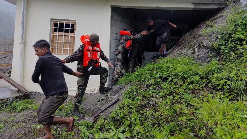 Banjir bandang dan tanah longsor melanda Desa Dharali di negara bagian Uttarakhand, Himalaya, India utara, pada Selasa (5/8/2025). (via REUTERS/Indo-Tibetan Border Police)