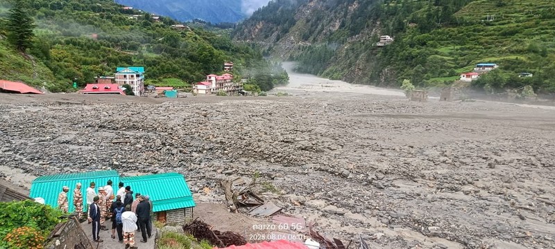 Banjir bandang dan tanah longsor melanda Desa Dharali di negara bagian Uttarakhand, Himalaya, India utara. Banjir bandang dan tanah longsor melanda Desa Dharali di negara bagian Uttarakhand, Himalaya, India utara, pada Selasa (5/8/2025). (via REUTERS/Indo-Tibetan Border Police)