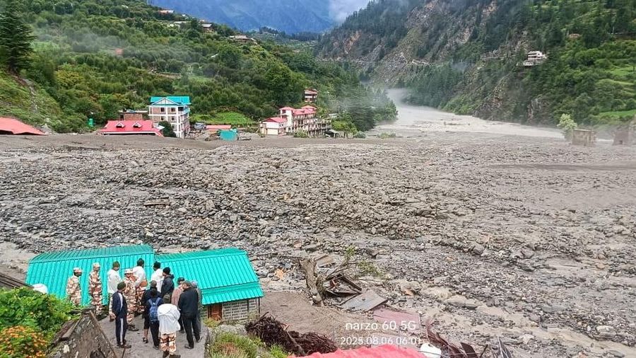 Banjir bandang dan tanah longsor melanda Desa Dharali di negara bagian Uttarakhand, Himalaya, India utara, pada Selasa (5/8/2025). (via REUTERS/Indo-Tibetan Border Police)