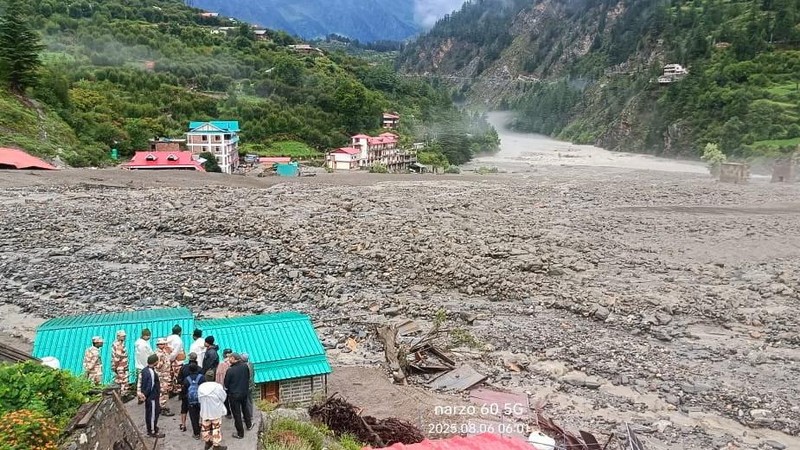Banjir bandang dan tanah longsor melanda Desa Dharali di negara bagian Uttarakhand, Himalaya, India utara, pada Selasa (5/8/2025). (via REUTERS/Indo-Tibetan Border Police)