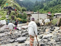 Banjir bandang dan tanah longsor melanda Desa Dharali di negara bagian Uttarakhand, Himalaya, India utara, pada Selasa (5/8/2025). (via REUTERS/Indo-Tibetan Border Police)