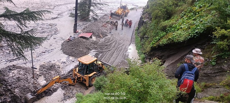 Banjir bandang dan tanah longsor melanda Desa Dharali di negara bagian Uttarakhand, Himalaya, India utara. Banjir bandang dan tanah longsor melanda Desa Dharali di negara bagian Uttarakhand, Himalaya, India utara, pada Selasa (5/8/2025). (via REUTERS/Indo-Tibetan Border Police)