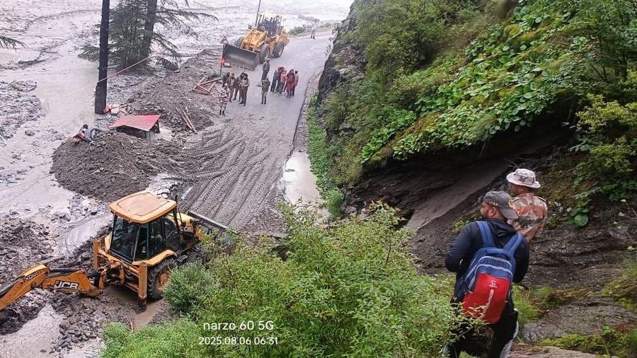 Banjir bandang dan tanah longsor melanda Desa Dharali di negara bagian Uttarakhand, Himalaya, India utara, pada Selasa (5/8/2025). (via REUTERS/Indo-Tibetan Border Police)