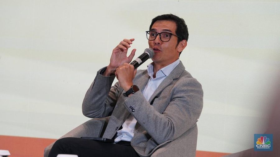 CEO Finance And, Adrian Maulana menyampaikan paparan dalam sesi Educational Class di Acafa LPS Financial Festival 2025 di Dyandra Convention Center, Surabaya, Jawa Timur, Rabu (6/8/2025). (CNBC Indonesia/Tias Budiarto)