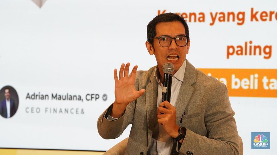 CEO Finance And, Adrian Maulana menyampaikan paparan dalam sesi Educational Class di Acafa LPS Financial Festival 2025 di Dyandra Convention Center, Surabaya, Jawa Timur, Rabu (6/8/2025). (CNBC Indonesia/Tias Budiarto)