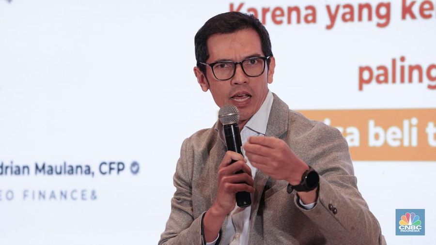 CEO Finance And, Adrian Maulana menyampaikan paparan dalam sesi Educational Class di Acafa LPS Financial Festival 2025 di Dyandra Convention Center, Surabaya, Jawa Timur, Rabu (6/8/2025). (CNBC Indonesia/Tias Budiarto)