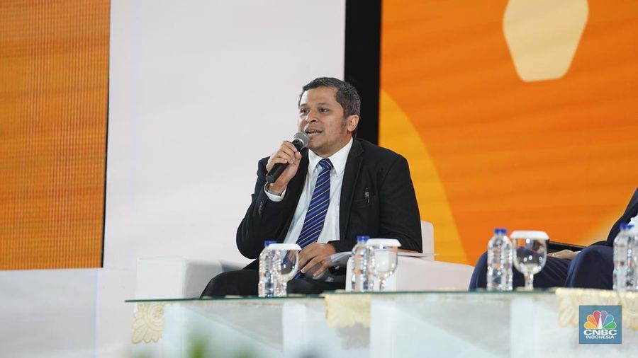 Chief Economist LPS M Rifqi dalam acara LPS Financial Festival 2025 di Dyanda Convention Center, Surabaya, Jawa Timur, Rabu (6/8/2025). (CNBC Indonesia/Tias Budiarto)