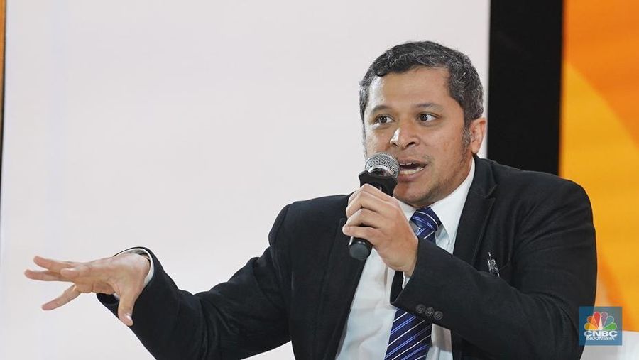 Anggota Dewan Komisioner LPS Bidang Program Penjaminan Simpanan Dan Resolusi Bank, Didik Madiyono menyampaikan paparan dalam acara LPS Financial Festival 2025 di Dyandra Convention Center, Surabaya, Jawa Timur, Rabu (6/8/2025). (CNBC Indonesia/Tias Budiarto)