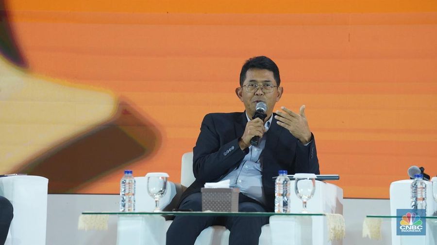 Direktur Utama Bank Jatim, Winardi Legowo menyampaikan paparan dalam acara LPS Financial Festival 2025 di Dyandra Convention Center, Surabaya, Jawa Timur, Rabu (6/8/2025). (CNBC Indonesia/Tias Budiarto)