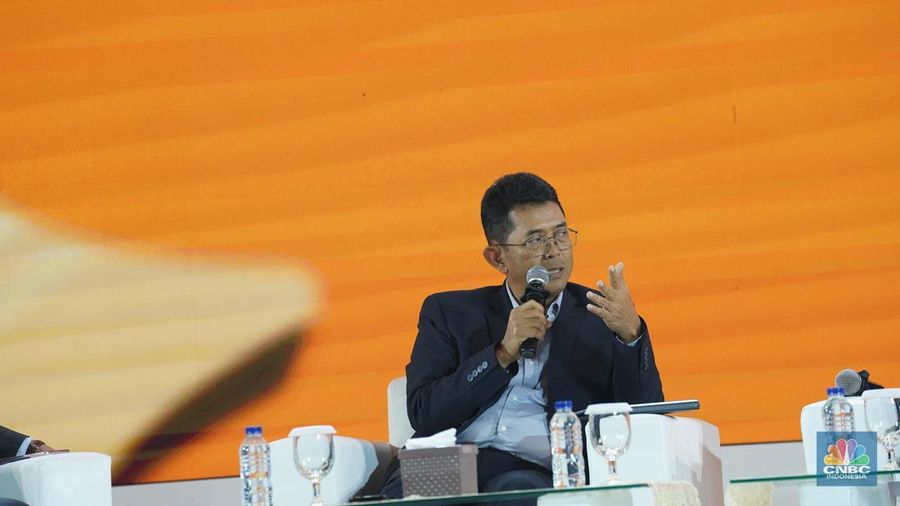 Direktur Utama Bank Jatim, Winardi Legowo menyampaikan paparan dalam acara LPS Financial Festival 2025 di Dyandra Convention Center, Surabaya, Jawa Timur, Rabu (6/8/2025). (CNBC Indonesia/Tias Budiarto)