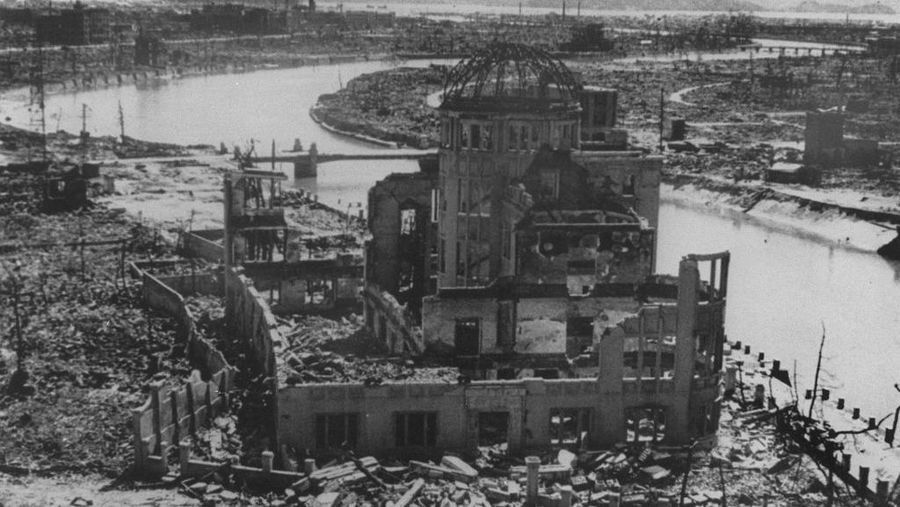 Foto tertanggal September 1945 yang menunjukkan sisa-sisa Gedung Promosi Industri Prefektur setelah pengeboman Hiroshima, yang kemudian dilestarikan sebagai monumen. Pengeboman nuklir AS di Hiroshima pada 6 Agustus 1945 (Photo by AFP)