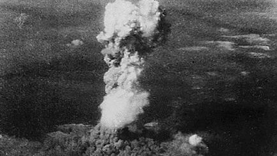 BERKAS) Foto arsip dari Arsip Nasional AS yang diambil pada 6 Agustus 1945 ini menunjukkan asap mengepul setinggi 6.000 meter di atas Hiroshima, sementara asap dari ledakan bom atom pertama telah menyebar hingga 3.000 meter di atas target di dasar kolom yang naik. Pengeboman nuklir AS di Hiroshima pada 6 Agustus 1945 menewaskan sekitar 140.000 orang. Beberapa hari kemudian, disusul oleh pengeboman Nagasaki pada 9 Agustus yang menewaskan sekitar 74.000 orang. Kedua pengeboman tersebut memberikan pukulan terakhir bagi kekaisaran Jepang, yang menyerah pada 15 Agustus 1945, sekaligus mengakhiri Perang Dunia II. (Foto oleh ARSIP NASIONAL / AFP)