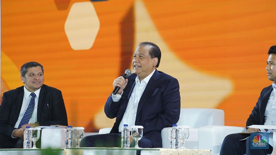 Founder & Chairman CT Corp, Chairul Tanjung menyampaikan paparan dalam acara LPS Financial Festival 2025 di Dyandra Convention Center, Surabaya, Jawa Timur, Rabu (6/8/2025). (CNBC Indonesia/Tias Budiarto)