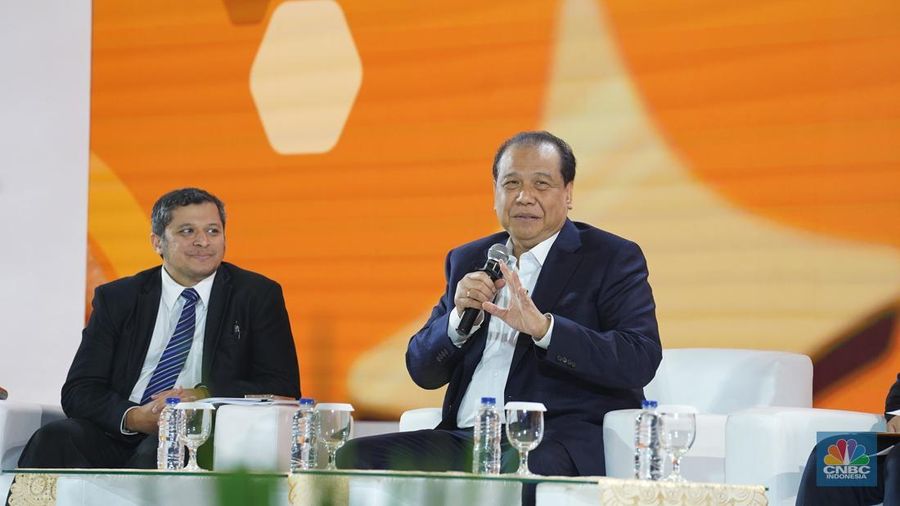 Founder & Chairman CT Corp, Chairul Tanjung menyampaikan paparan dalam acara LPS Financial Festival 2025 di Dyandra Convention Center, Surabaya, Jawa Timur, Rabu (6/8/2025). (CNBC Indonesia/Tias Budiarto)