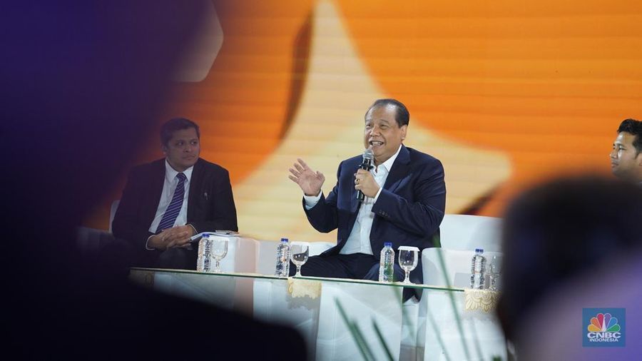 Founder & Chairman CT Corp, Chairul Tanjung menyampaikan paparan dalam acara LPS Financial Festival 2025 di Dyandra Convention Center, Surabaya, Jawa Timur, Rabu (6/8/2025). (CNBC Indonesia/Tias Budiarto)