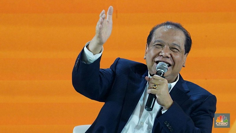 Anggota Dewan Komisioner LPS Bidang Program Penjaminan Simpanan Dan Resolusi Bank, Didik Madiyono menyampaikan paparan dalam acara LPS Financial Festival 2025 di Dyandra Convention Center, Surabaya, Jawa Timur, Rabu (6/8/2025). (CNBC Indonesia/Tias Budiarto)