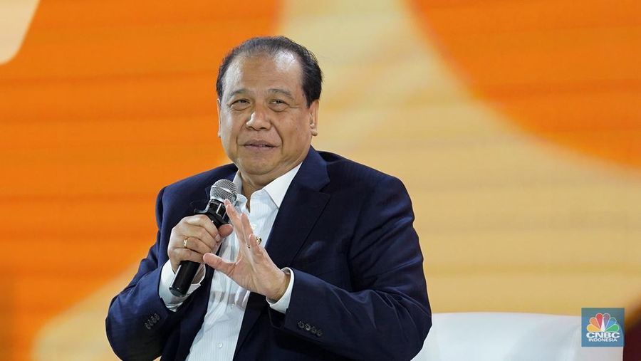 Anggota Dewan Komisioner LPS Bidang Program Penjaminan Simpanan Dan Resolusi Bank, Didik Madiyono menyampaikan paparan dalam acara LPS Financial Festival 2025 di Dyandra Convention Center, Surabaya, Jawa Timur, Rabu (6/8/2025). (CNBC Indonesia/Tias Budiarto)