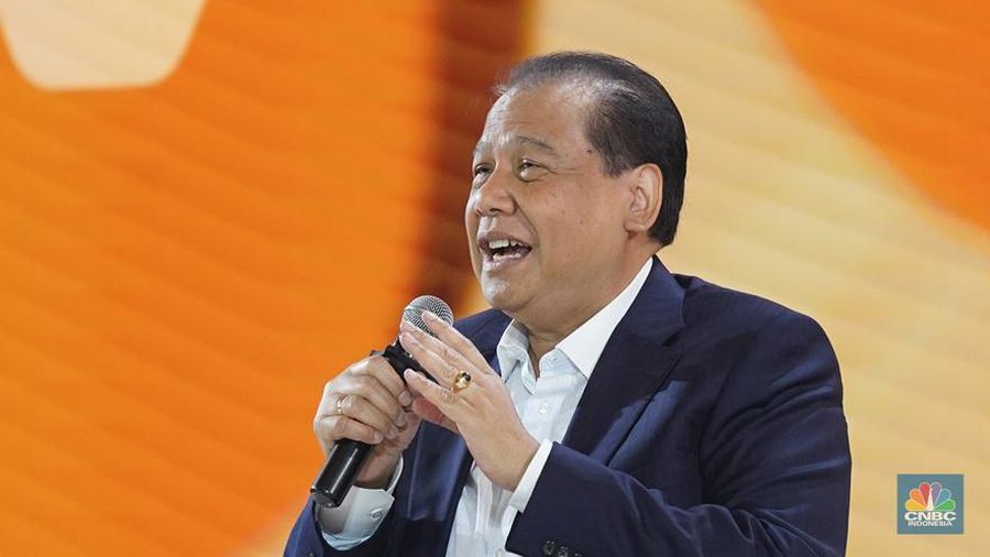 Founder & Chairman CT Corp, Chairul Tanjung menyampaikan paparan dalam acara LPS Financial Festival 2025 di Dyandra Convention Center, Surabaya, Jawa Timur, Rabu (6/8/2025). (CNBC Indonesia/Tias Budiarto)