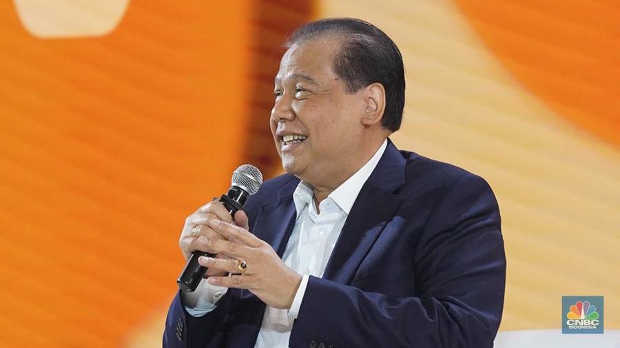 Founder & Chairman CT Corp, Chairul Tanjung menyampaikan paparan dalam acara LPS Financial Festival 2025 di Dyandra Convention Center, Surabaya, Jawa Timur, Rabu (6/8/2025). (CNBC Indonesia/Tias Budiarto)