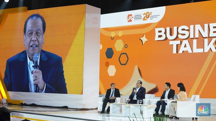 Anggota Dewan Komisioner LPS Bidang Program Penjaminan Simpanan Dan Resolusi Bank, Didik Madiyono menyampaikan paparan dalam acara LPS Financial Festival 2025 di Dyandra Convention Center, Surabaya, Jawa Timur, Rabu (6/8/2025). (CNBC Indonesia/Tias Budiarto)