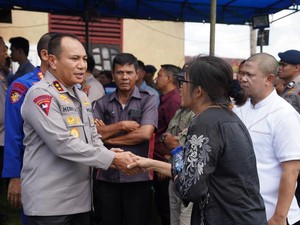 Kapolda Riau Melayat ke Rumah Duka Ipda Donald yang Gugur Lawan Karhutla