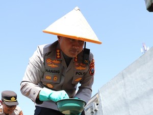 Polresta Malang Kota Ajak Santri Tanam Jagung Bareng