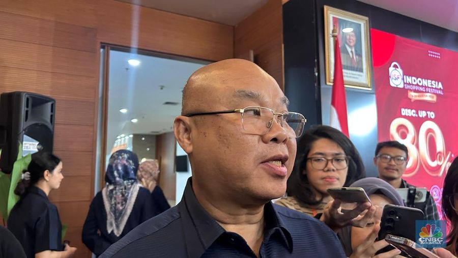 Ketua Umum APPBI, Alphonzus Widjaja saat ditemui di kantor Kemendag, Jakarta, Rabu (6/8/2025). (CNBC Indonesia/Martyasari Rizky)