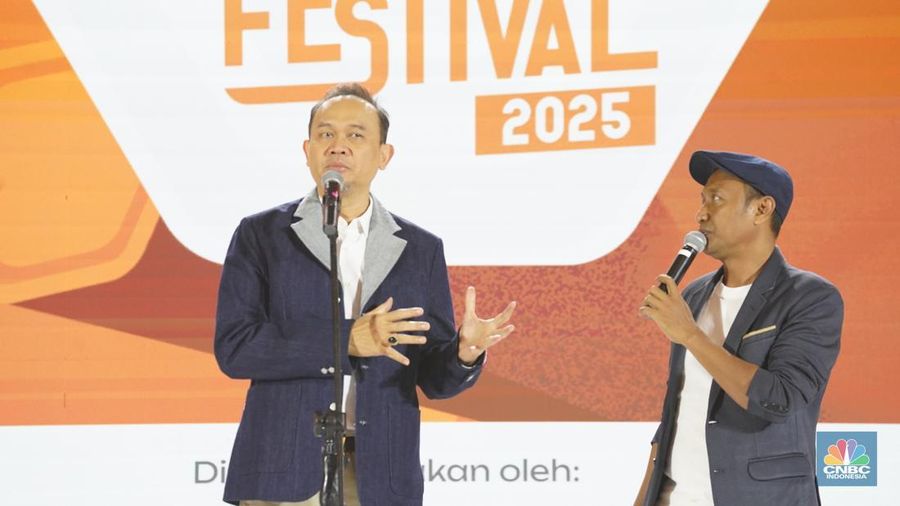Sejumlah pengunjung mulai memadati Dyandra Convention Center untuk mengikuti acara LPS Financial Festival 2025 di Surabaya, Jawa Timur, Rabu (6/8/2025). (CNBC Indonesia/Tias Budiarto)
