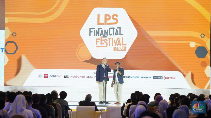 Komedian Cak Lontong, menyampaikan paparan dalam acara LPS Financial Festival 2025 di Dyandra Convention Center, Surabaya, Jawa Timur, Rabu (6/8/2025). (CNBC Indonesia/Tias Budiarto)