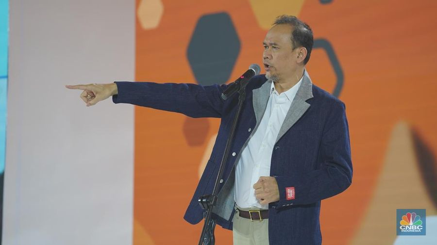 Komedian Cak Lontong, menyampaikan paparan dalam acara LPS Financial Festival 2025 di Dyandra Convention Center, Surabaya, Jawa Timur, Rabu (6/8/2025). (CNBC Indonesia/Tias Budiarto)