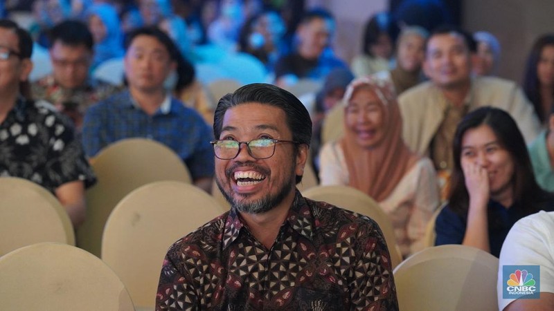 Sejumlah pengunjung mulai memadati Dyandra Convention Center untuk mengikuti acara LPS Financial Festival 2025 di Surabaya, Jawa Timur, Rabu (6/8/2025). (CNBC Indonesia/Tias Budiarto)