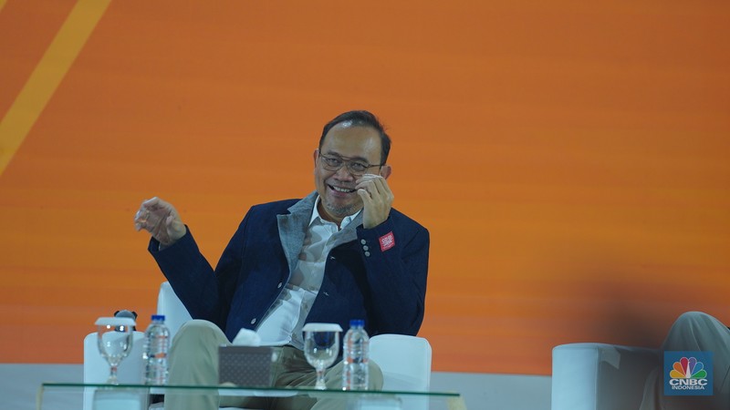 Komedian Cak Lontong, menyampaikan paparan dalam acara LPS Financial Festival 2025 di Dyandra Convention Center, Surabaya, Jawa Timur, Rabu (6/8/2025). (CNBC Indonesia/Tias Budiarto)