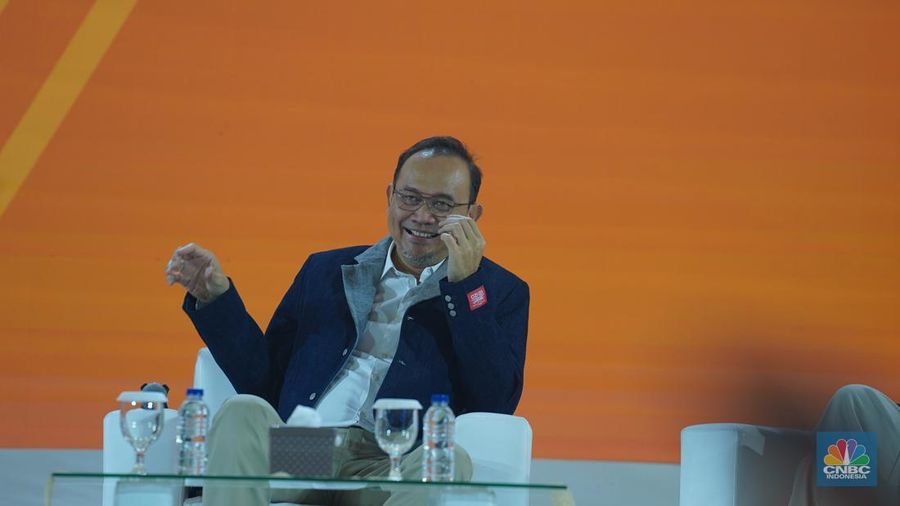 Komedian Cak Lontong, menyampaikan paparan dalam acara LPS Financial Festival 2025 di Dyandra Convention Center, Surabaya, Jawa Timur, Rabu (6/8/2025). (CNBC Indonesia/Tias Budiarto)