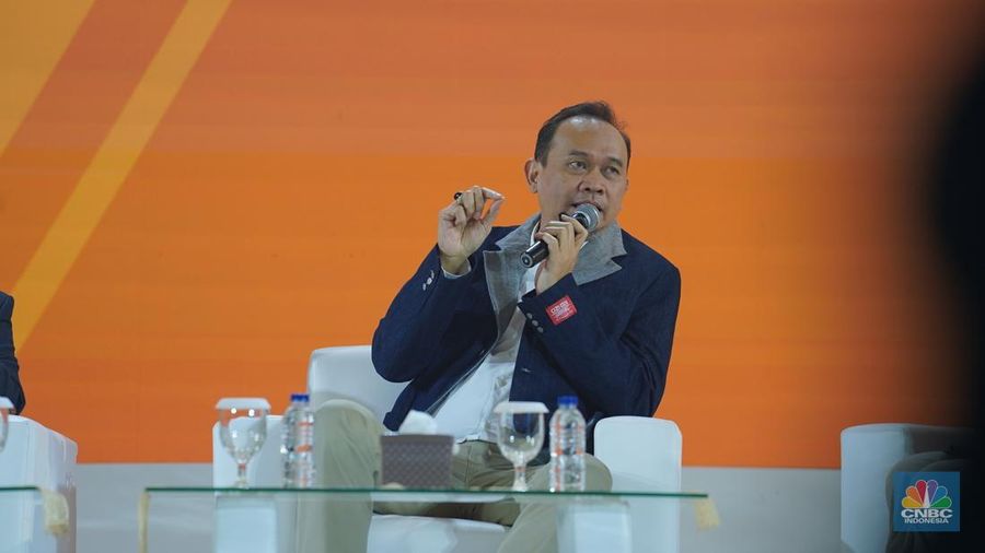 Komedian Cak Lontong, menyampaikan paparan dalam acara LPS Financial Festival 2025 di Dyandra Convention Center, Surabaya, Jawa Timur, Rabu (6/8/2025). (CNBC Indonesia/Tias Budiarto)