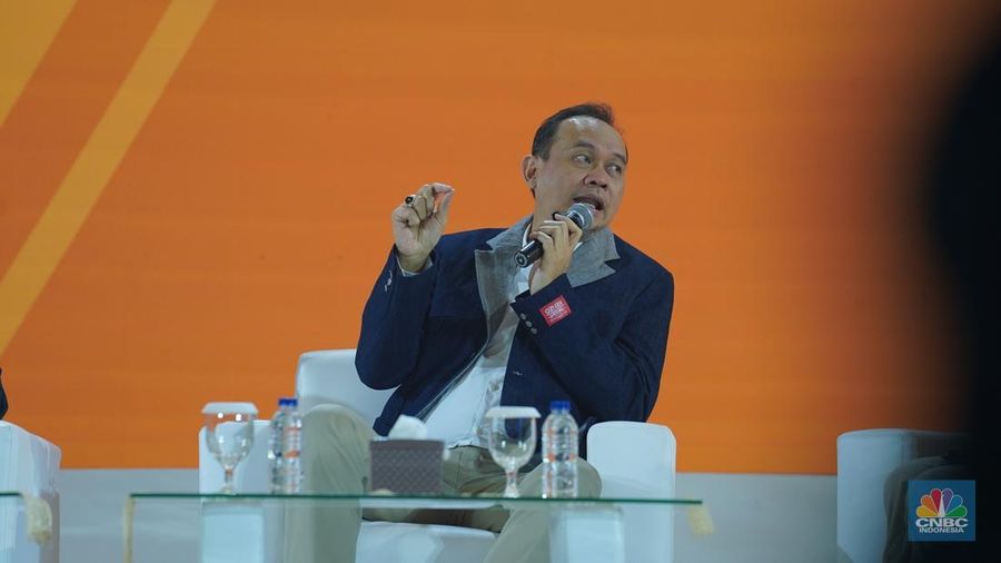 Komedian Cak Lontong, menyampaikan paparan dalam acara LPS Financial Festival 2025 di Dyandra Convention Center, Surabaya, Jawa Timur, Rabu (6/8/2025). (CNBC Indonesia/Tias Budiarto)