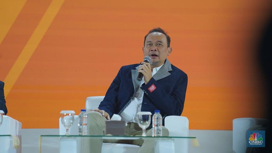 Komedian Cak Lontong, menyampaikan paparan dalam acara LPS Financial Festival 2025 di Dyandra Convention Center, Surabaya, Jawa Timur, Rabu (6/8/2025). (CNBC Indonesia/Tias Budiarto)