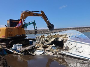 Terdampar di Pantai Sanur Semalaman, Kapal Dolphin Akhirnya Dihancurkan