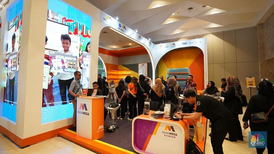 Sejumlah pengunjung mulai memadati Dyandra Convention Center untuk mengikuti acara LPS Financial Festival 2025 di Surabaya, Jawa Timur, Rabu (6/8/2025). (Tias Budiarto)