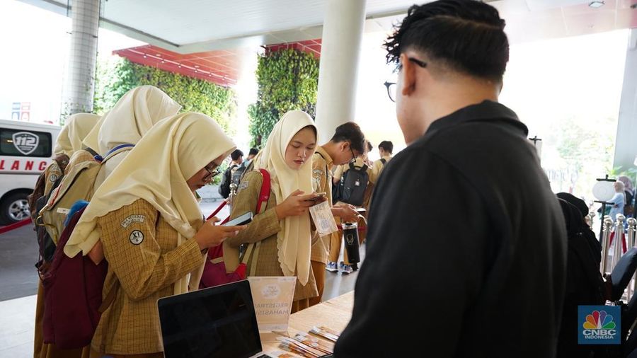 Sejumlah pengunjung mulai memadati Dyandra Convention Center untuk mengikuti acara LPS Financial Festival 2025 di Surabaya, Jawa Timur, Rabu (6/8/2025). (Tias Budiarto)