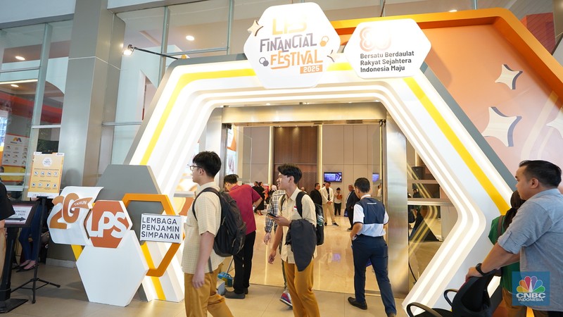 Sejumlah pengunjung mulai memadati Dyandra Convention Center untuk mengikuti acara LPS Financial Festival 2025 di Surabaya, Jawa Timur, Rabu (6/8/2025). (Tias Budiarto)