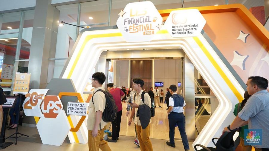 Sejumlah pengunjung mulai memadati Dyandra Convention Center untuk mengikuti acara LPS Financial Festival 2025 di Surabaya, Jawa Timur, Rabu (6/8/2025). (Tias Budiarto)