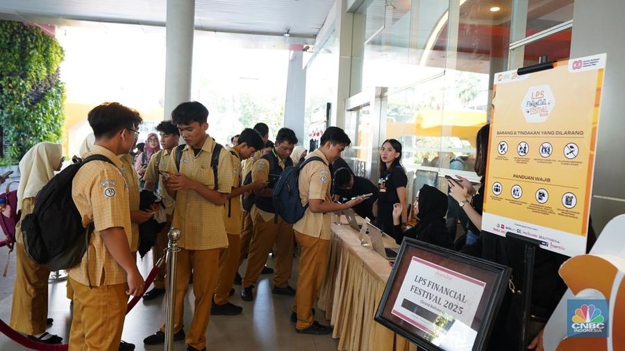Sejumlah pengunjung mulai memadati Dyandra Convention Center untuk mengikuti acara LPS Financial Festival 2025 di Surabaya, Jawa Timur, Rabu (6/8/2025). (Tias Budiarto)